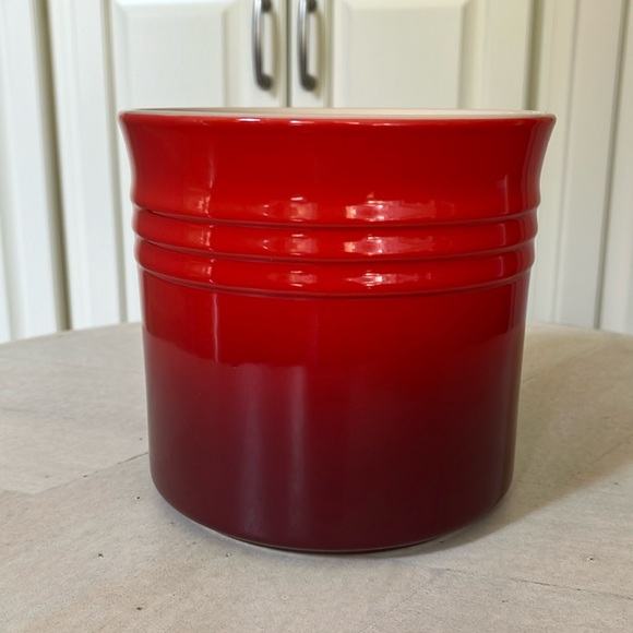 Le Creuset 2.3L Large Untensil Crock Cerise Red NWT - Picture 3 of 6